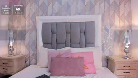 zharia_lux25 online show from 05/15/26, 11:39