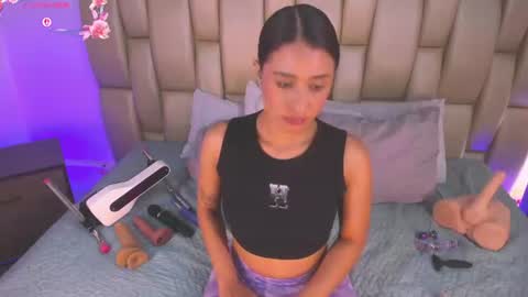 Snapshot of zoe_barlove chatting on 06/14/26, 01:13 Your new obsession online show from 06/14/26, 01:13