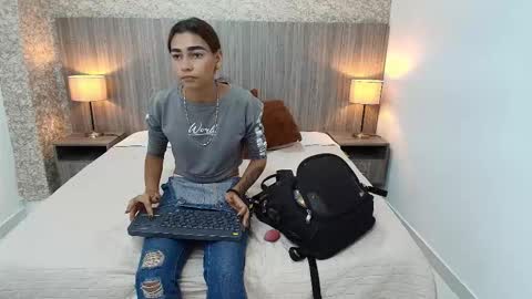 Snapshot of zoe_bermudez chatting on 12/14/25, 11:37 Zoe online show from 12/14/25, 11:37