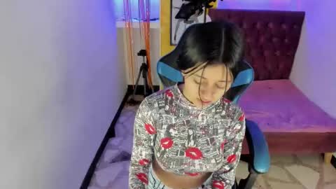 Snapshot of zoe_connor19 chatting on 10/30/25, 09:48 Z O E online show from 10/30/25, 09:48