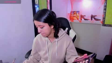 Snapshot of zoe_connor19 chatting on 11/06/25, 06:53 Z O E online show from 11/06/25, 06:53