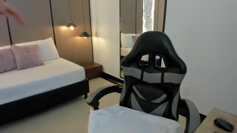 Zoe  online show from 02/16/26, 12:01