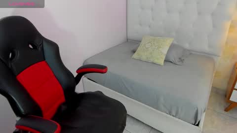 Snapshot of zoe_foster4 chatting on 11/22/25, 12:26 ZOE online show from 11/22/25, 12:26