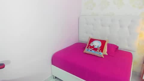 Snapshot of zoe_foster4 chatting on 12/03/25, 12:25 ZOE online show from 12/03/25, 12:25