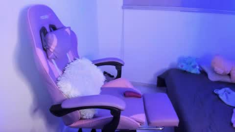 zoe_jones7 online show from 04/15/26, 04:52