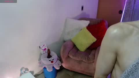 Snapshot of zoe_life30 chatting on 06/14/26, 03:19 Zoe online show from 06/14/26, 03:19