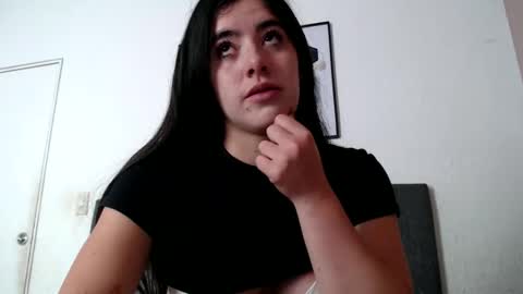 Snapshot of zoe_mill33r chatting on 01/14/25, 07:43 Zoe online show from 01/14/25, 07:43