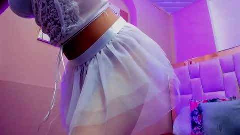 zoe_moreau online show from 11/18/25, 07:51