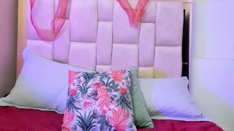 zoe_moreau online show from 12/04/25, 07:22