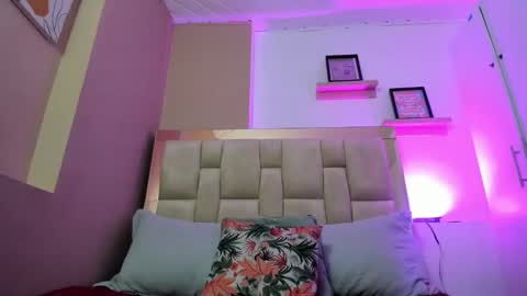 zoe_moreau online show from 12/19/25, 07:10