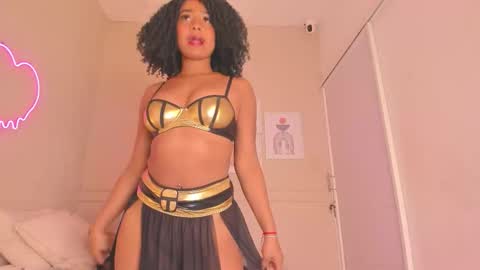 Hi guys i am Zoe  online show from 11/11/25, 12:05