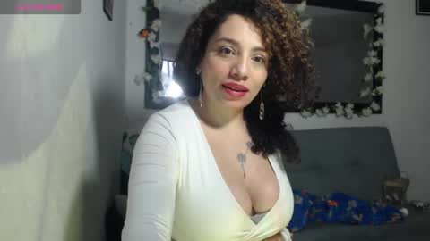 Snapshot of zoe_tai chatting on 10/19/25, 01:34 zoe tai online show from 10/19/25, 01:34