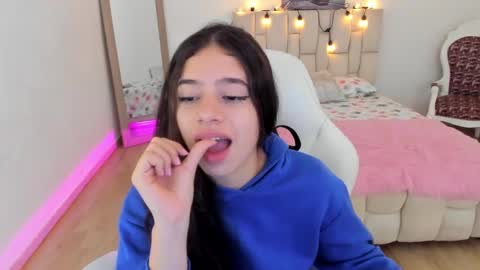 Snapshot of zoe_turnner_18 chatting on 02/20/25, 02:24 Zoe online show from 02/20/25, 02:24