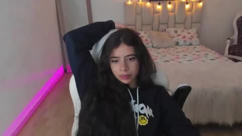 Snapshot of zoe_turnner_18 chatting on 03/11/25, 05:35 Zoe online show from 03/11/25, 05:35