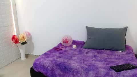 Snapshot of zoe_velvet chatting on 02/20/25, 05:23 Carolina online show from 02/20/25, 05:23