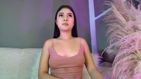 Snapshot of zoee_8 chatting on 05/21/26, 01:29 ZOE online show from 05/21/26, 01:29
