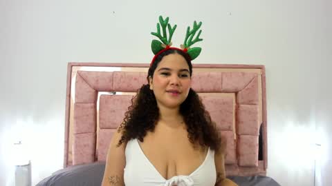 Snapshot of zoee_lov chatting on 12/28/24, 02:43 zoee online show from 12/28/24, 02:43