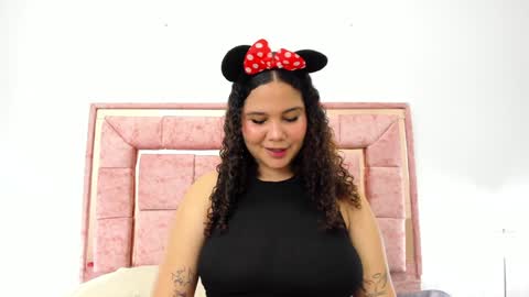 Snapshot of zoee_lov chatting on 01/11/25, 03:23 zoee online show from 01/11/25, 03:23