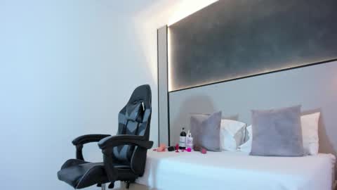 Snapshot of zoee_zi chatting on 10/24/25, 08:05 zoee_zi online show from 10/24/25, 08:05