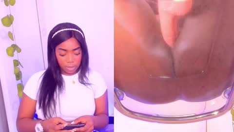 Snapshot of zoeethompson_cm chatting on 09/17/25, 11:12 online show from 09/17/25, 11:12