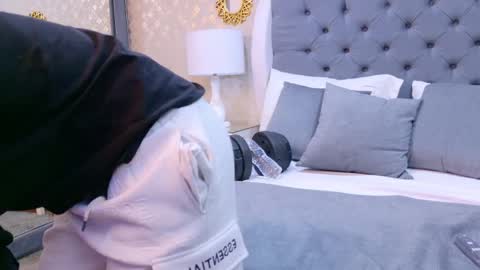 Zoe Krug online show from 10/07/25, 04:15