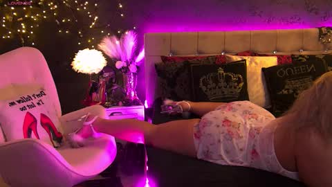 Snapshot of zoemesmerizee chatting on 10/28/25, 06:06 ZoeMesmerize online show from 10/28/25, 06:06