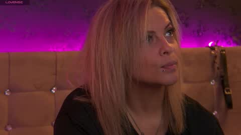 Snapshot of zoemesmerizee chatting on 11/06/25, 11:00 ZoeMesmerize online show from 11/06/25, 11:00