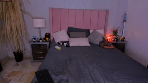 Snapshot of zoemiller32 chatting on 10/27/25, 01:59 CuteZoe online show from 10/27/25, 01:59