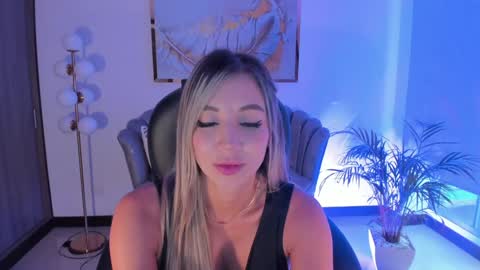 Snapshot of zoepresley chatting on 02/01/25, 10:13 Zoe Presley online show from 02/01/25, 10:13