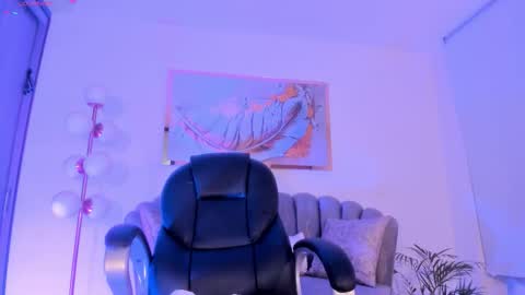 Snapshot of zoepresley chatting on 11/07/25, 12:32 Zoe Presley online show from 11/07/25, 12:32