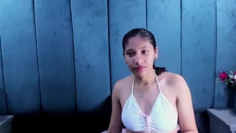 Snapshot of zoesmiitt chatting on 06/16/26, 01:03 zoesmiitt online show from 06/16/26, 01:03