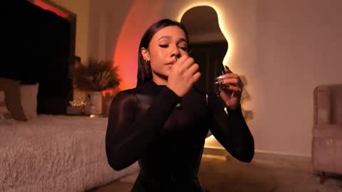 zoevidal_ online show from 11/05/25, 12:05