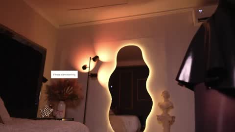 zoevidal_ online show from 05/14/26, 12:01