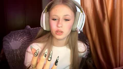 Snapshot of zofiahoetger chatting on 02/21/26, 08:37 Lisa online show from 02/21/26, 08:37