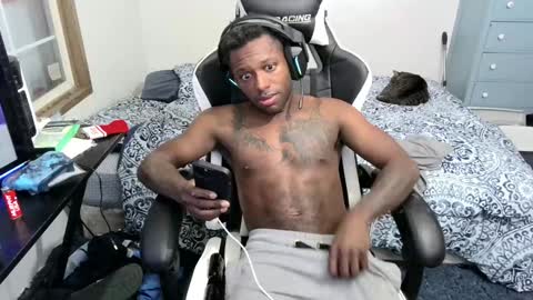 Snapshot of zoneingout chatting on 12/27/24, 01:43 zoneingout online show from 12/27/24, 01:43