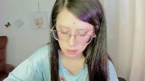 Snapshot of zooeybelair chatting on 06/26/26, 04:44 Alicie online show from 06/26/26, 04:44