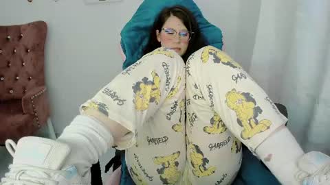 Snapshot of zooeybelair chatting on 07/18/26, 05:00 Alicie online show from 07/18/26, 05:00
