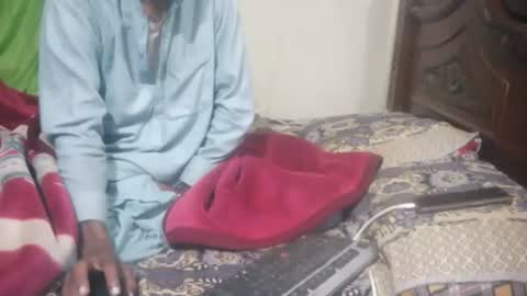 Snapshot of zoyakhan803 chatting on 11/14/25, 11:24 zoyakhan803 online show from 11/14/25, 11:24