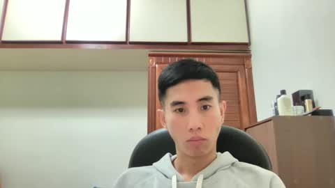 Snapshot of zseszsesz chatting on 12/27/24, 03:59 Z online show from 12/27/24, 03:59