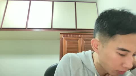 Snapshot of zseszsesz chatting on 12/28/24, 03:37 Z online show from 12/28/24, 03:37