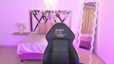 Snapshot of zury_tay chatting on 09/15/25, 11:54 ZURY online show from 09/15/25, 11:54