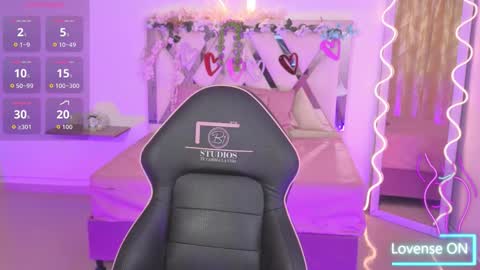 Snapshot of zury_tay chatting on 10/04/25, 11:30 ZURY online show from 10/04/25, 11:30