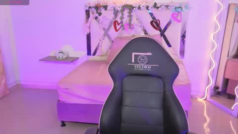 Snapshot of zury_tay chatting on 10/08/25, 11:30 ZURY online show from 10/08/25, 11:30