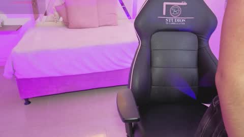 Snapshot of zury_tay chatting on 10/25/25, 11:40 ZURY online show from 10/25/25, 11:40