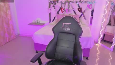 Snapshot of zury_tay chatting on 10/28/25, 11:36 ZURY online show from 10/28/25, 11:36