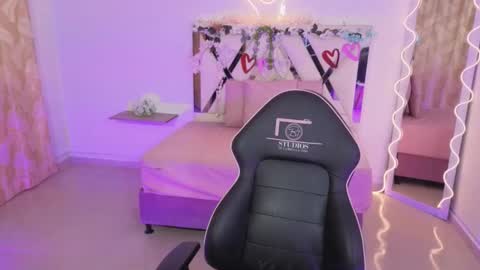 Snapshot of zury_tay chatting on 11/06/25, 11:44 ZURY online show from 11/06/25, 11:44