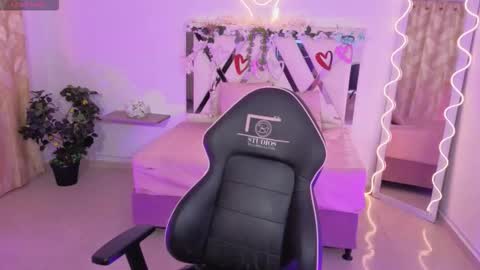 Snapshot of zury_tay chatting on 11/11/25, 11:32 ZURY online show from 11/11/25, 11:32