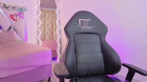 Snapshot of zury_tay chatting on 11/12/25, 11:21 ZURY online show from 11/12/25, 11:21