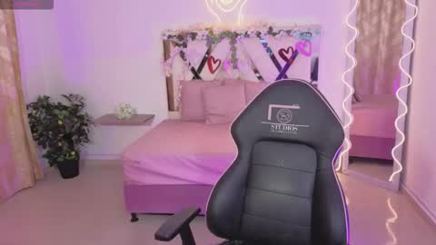 Snapshot of zury_tay chatting on 11/25/25, 11:32 ZURY online show from 11/25/25, 11:32