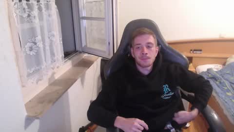 Snapshot of zuzmosfokafasz chatting on 11/06/25, 11:48 Zuzmoe online show from 11/06/25, 11:48